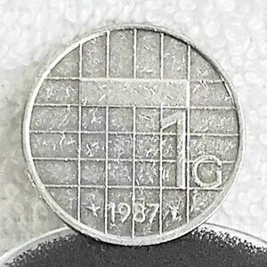 Circulated 1987 Netherlands 1 Gulden Beatrix Koningin... Coin made of Nickel!!